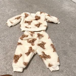 Size 3 to 6 months Baby Gap top with matching bottoms cozy teddy bear set